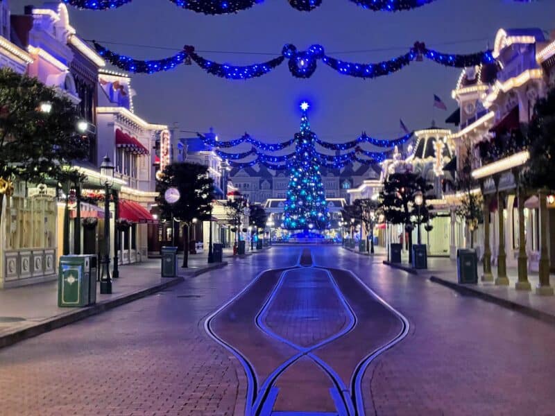 Explorez le monde enchanteur de Disneyland Paris pendant la période des fêtes alors qu'il se transforme en un pays des merveilles magique orné de fascinantes lumières de Noël. Plongez dans l'ambiance joyeuse des fêtes de fin