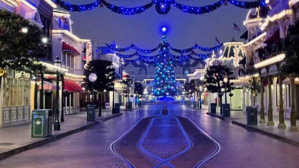 Explorez le monde enchanteur de Disneyland Paris pendant la période des fêtes alors qu'il se transforme en un pays des merveilles magique orné de fascinantes lumières de Noël. Plongez dans l'ambiance joyeuse des fêtes de fin