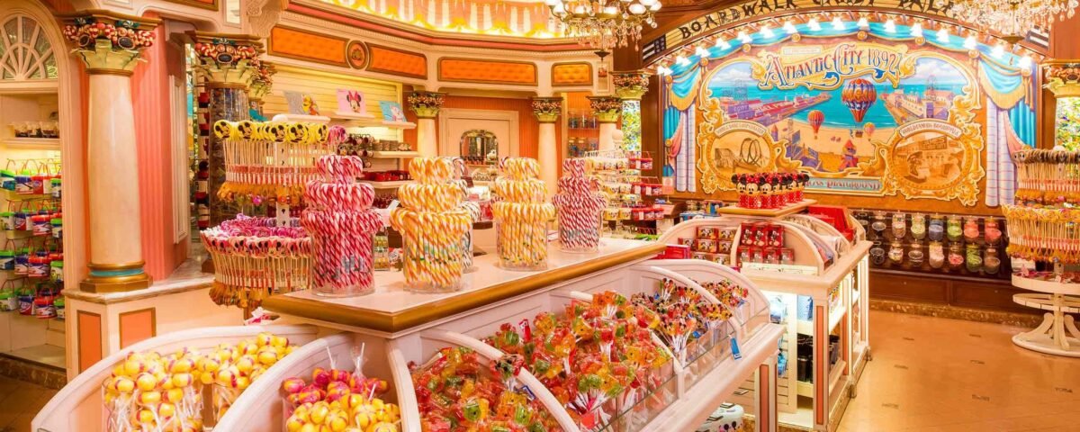 Situé à Disneyland Paris, Boardwalk Candy Palace est un magasin de bonbons proposant une grande variété de délicieuses confiseries.