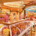 Situé à Disneyland Paris, Boardwalk Candy Palace est un magasin de bonbons proposant une grande variété de délicieuses confiseries.
