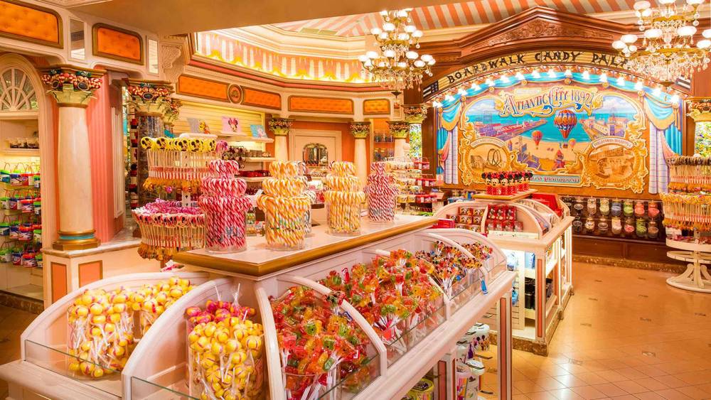 Situé à Disneyland Paris, Boardwalk Candy Palace est un magasin de bonbons proposant une grande variété de délicieuses confiseries.