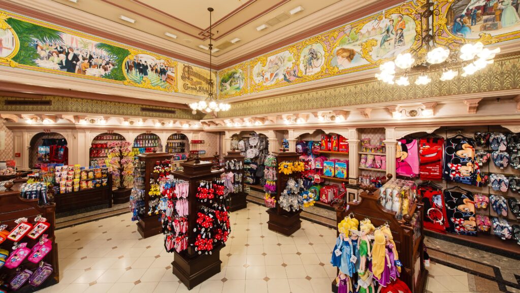 Walt Disney World de Disney est une destination magique remplie d'enchantement et d'émerveillement. Profitez de l'effervescence de la boutique Plaza East, où vous pourrez trouver une large sélection de produits exclusifs et de souvenirs.