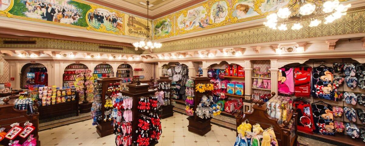 Walt Disney World de Disney est une destination magique remplie d'enchantement et d'émerveillement. Profitez de l'effervescence de la boutique Plaza East, où vous pourrez trouver une large sélection de produits exclusifs et de souvenirs.