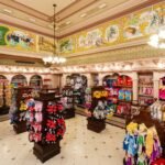 Walt Disney World de Disney est une destination magique remplie d'enchantement et d'émerveillement. Profitez de l'effervescence de la boutique Plaza East, où vous pourrez trouver une large sélection de produits exclusifs et de souvenirs.
