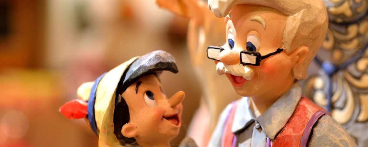 Une figurine d'un vieil homme et d'un petit garçon disponible à la boutique de Geppetto à Disneyland Paris.