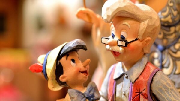 Une figurine d'un vieil homme et d'un petit garçon disponible à la boutique de Geppetto à Disneyland Paris.