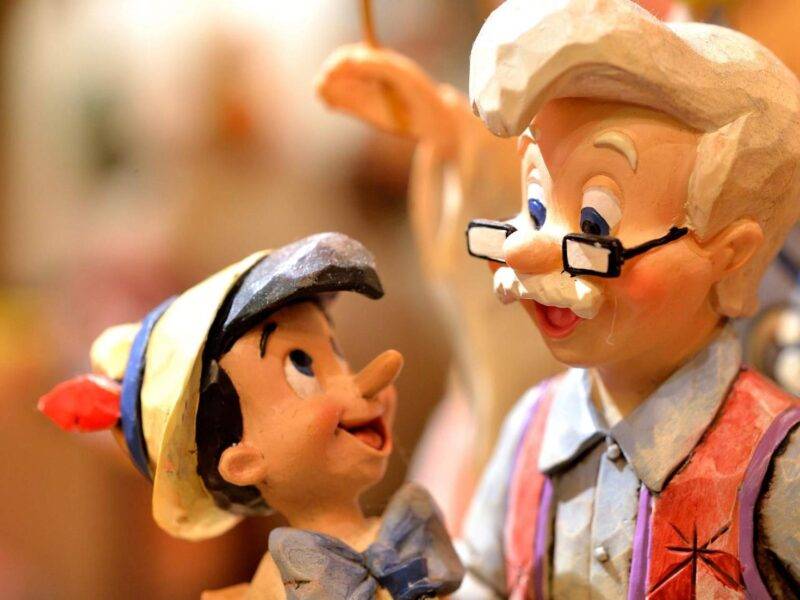 Une figurine d'un vieil homme et d'un petit garçon disponible à la boutique de Geppetto à Disneyland Paris.