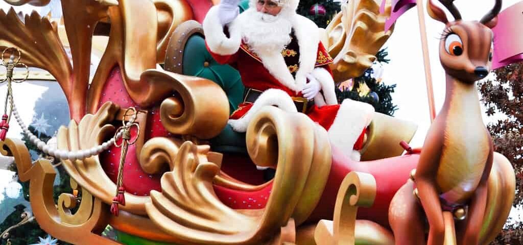 Pendant les fêtes de fin d'année à Disneyland Paris, les visiteurs peuvent assister au spectacle enchanteur du Père Noël chevauchant un traîneau tiré par ses fidèles rennes.