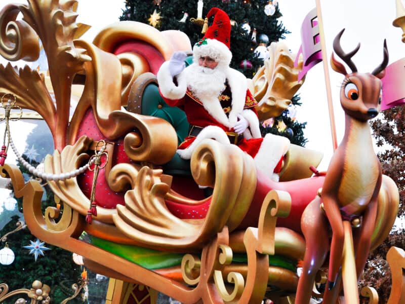 Pendant les fêtes de fin d'année à Disneyland Paris, les visiteurs peuvent assister au spectacle enchanteur du Père Noël chevauchant un traîneau tiré par ses fidèles rennes.