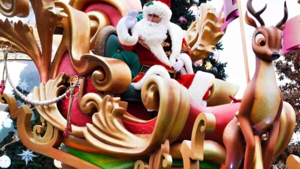 Pendant les fêtes de fin d'année à Disneyland Paris, les visiteurs peuvent assister au spectacle enchanteur du Père Noël chevauchant un traîneau tiré par ses fidèles rennes.