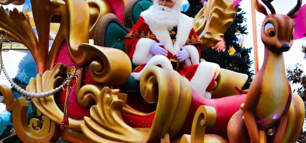 Un père Noël dans un défilé.