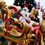 Un père Noël dans un défilé.