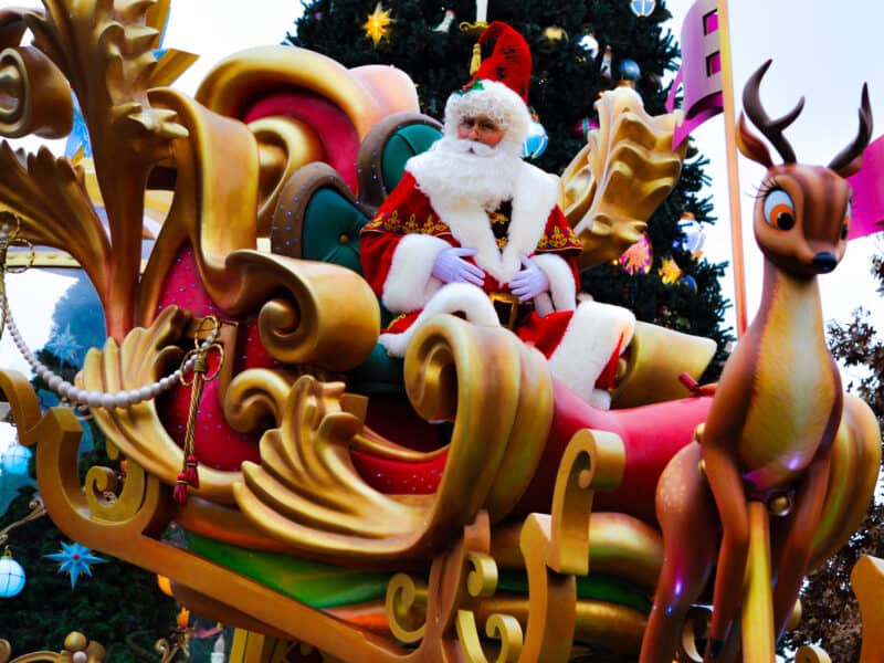 Un père Noël dans un défilé.