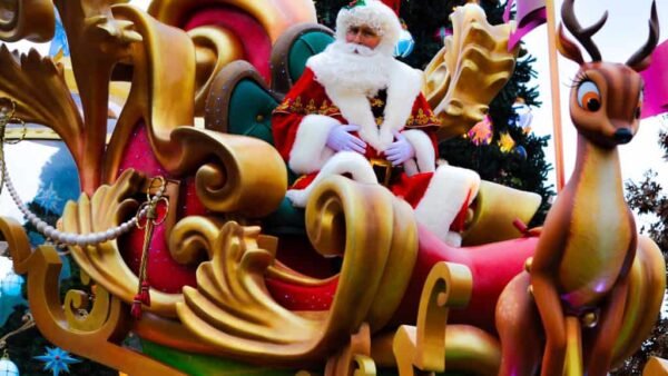 Un père Noël dans un défilé.