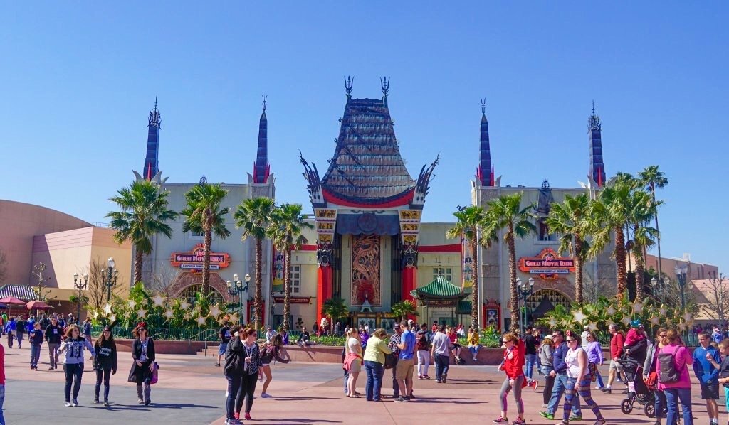 Hollywood et studios hollywoodiens à Disneyland, ainsi que grand parc Disney.