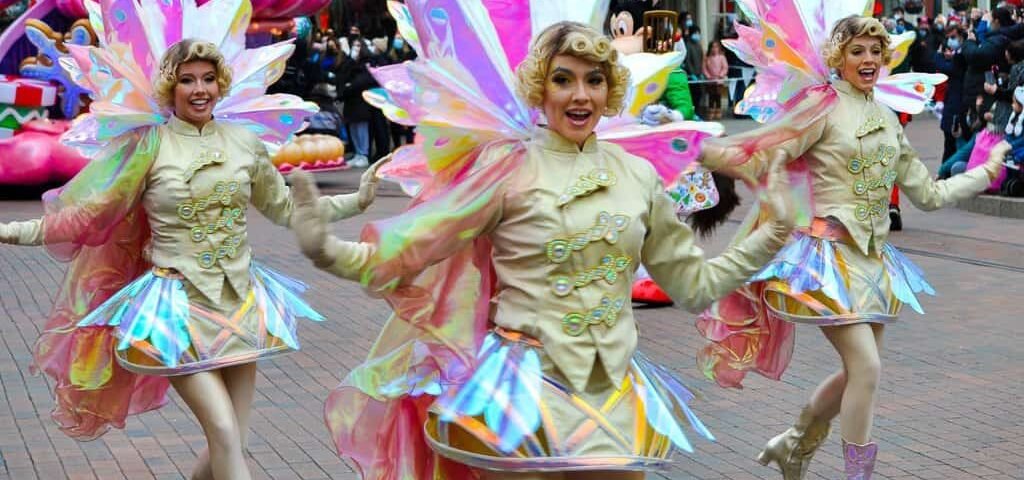 Une femme vêtue d’une robe rose profitant de son séjour à Disneyland Paris Noël.