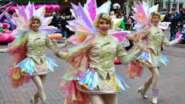Une femme vêtue d’une robe rose profitant de son séjour à Disneyland Paris Noël.