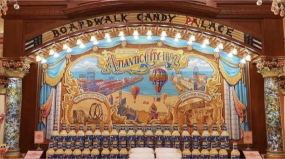 Un carrousel avec un grand étalage de bonbons à Disneyland Paris.
