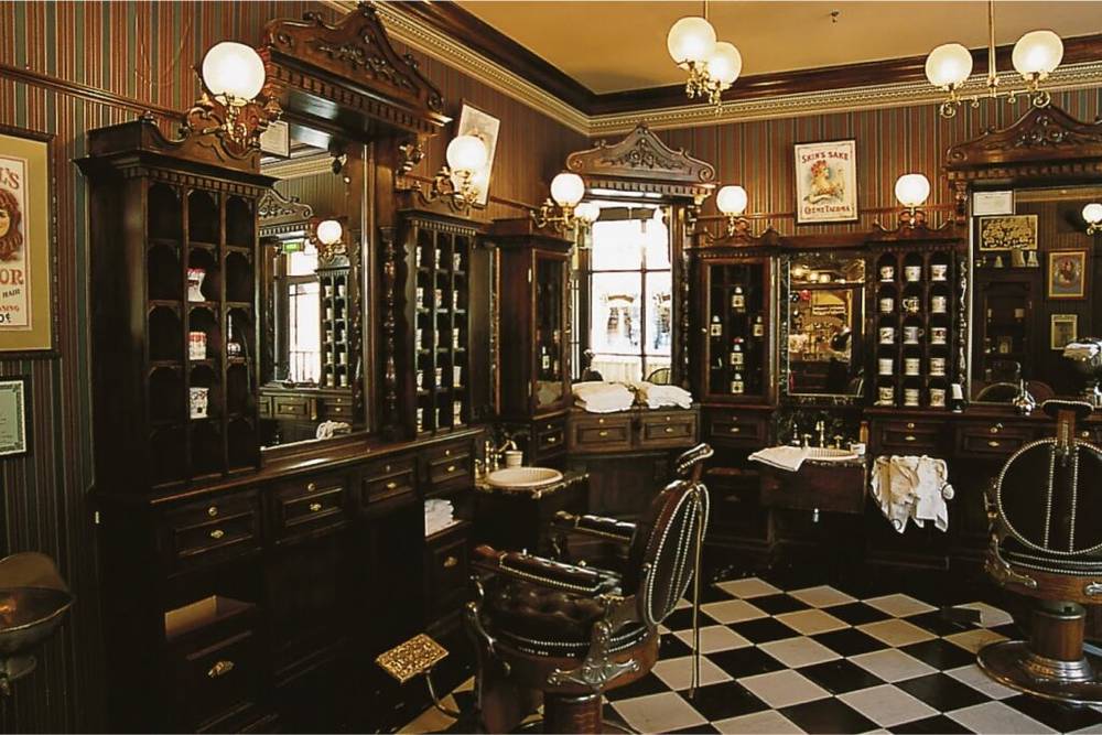 Situé à Disneyland Paris, Dapper's Dan Haircuts est un charmant salon de coiffure doté d'un sol en damier.