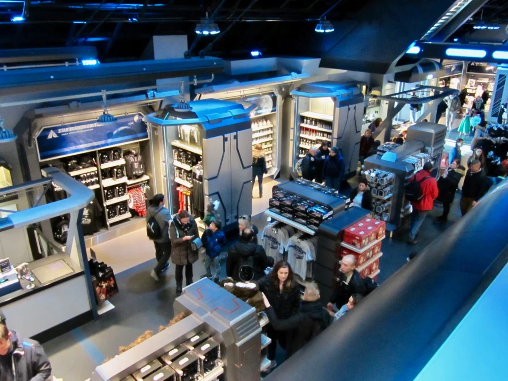 Un groupe de commerçants stars debout dans un magasin à Disneyland Paris.