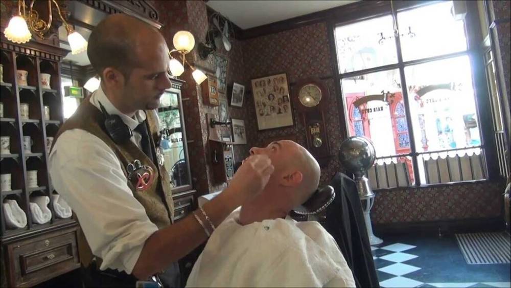 Un homme recevant une coupe de cheveux pimpante dans un salon de coiffure.