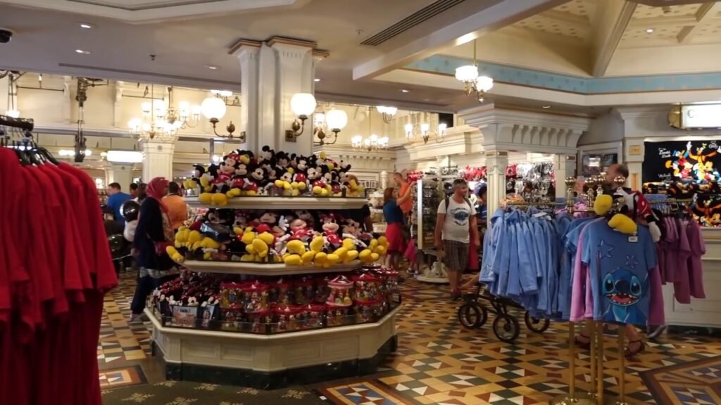 Découvrez la magie de Disney World dans le charmant Emporium, une boutique remplie de délicieux trésors. Parcourez Disneyland Paris et plongez dans les merveilles du célèbre parc Disney