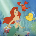 Ariel, la sirène rousse de "La Petite Sirène" de Disney, nage sous l'eau accompagnée de ses amis, le crabe Sébastien et le poisson Flet, sur fond de plantes océaniques et