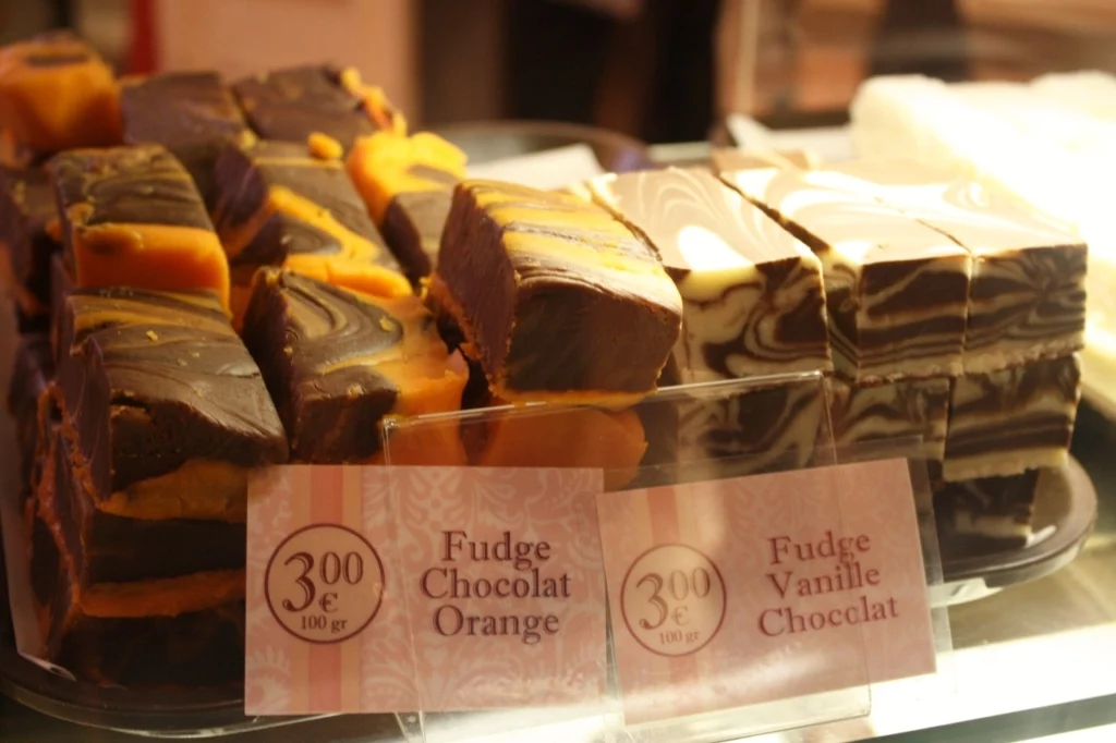 Une exposition de fondant au chocolat au Boardwalk Candy Palace de Disneyland Paris.