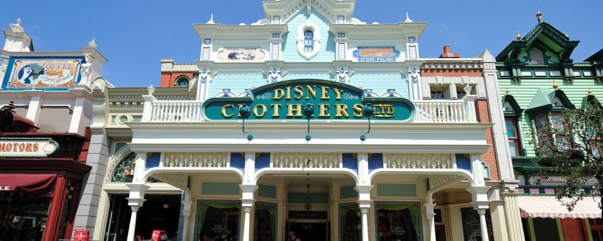 Un ciel bleu avec des nuages blancs sur Disneyland Paris.