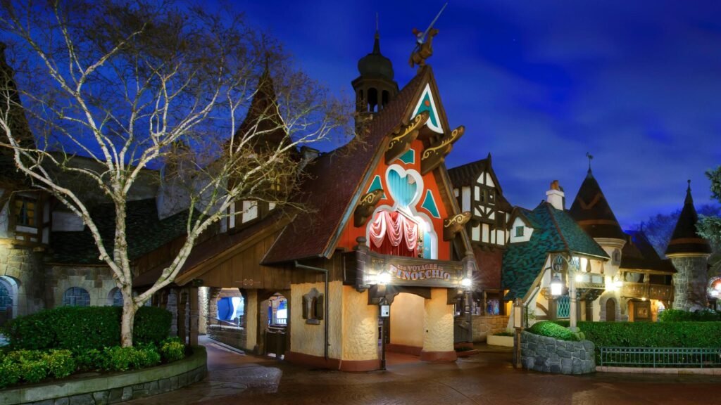 Découvrez l'enchantement de Disneyland Paris la nuit, où le parc s'anime de lumières magiques et d'expériences captivantes. Explorez la charmante boutique de Geppetto et plongez-vous dans le monde fantaisiste