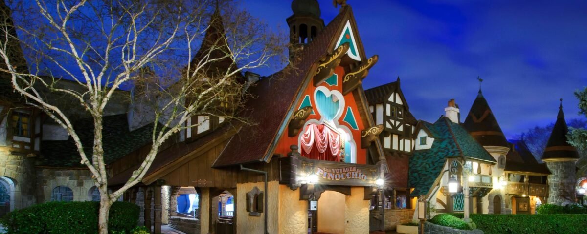 Découvrez l'enchantement de Disneyland Paris la nuit, où le parc s'anime de lumières magiques et d'expériences captivantes. Explorez la charmante boutique de Geppetto et plongez-vous dans le monde fantaisiste