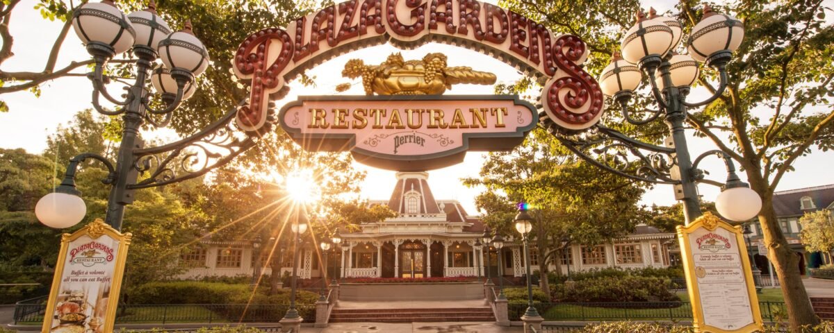 L'entrée d'un restaurant Disney à Disneyland, où les clients peuvent dîner et rencontrer des personnages Disney bien-aimés.