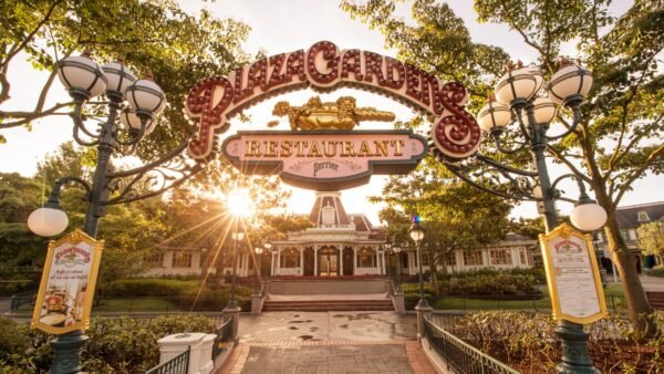L'entrée d'un restaurant Disney à Disneyland, où les clients peuvent dîner et rencontrer des personnages Disney bien-aimés.