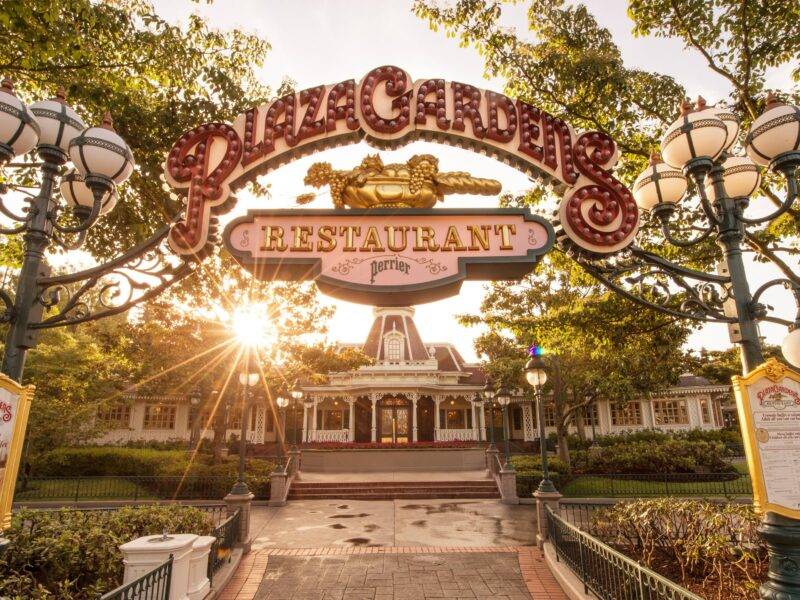 L'entrée d'un restaurant Disney à Disneyland, où les clients peuvent dîner et rencontrer des personnages Disney bien-aimés.