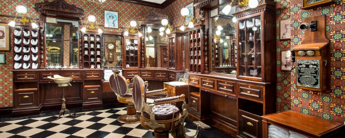 Un salon de coiffure élégant avec un sol en damier situé à proximité de Disneyland Paris.