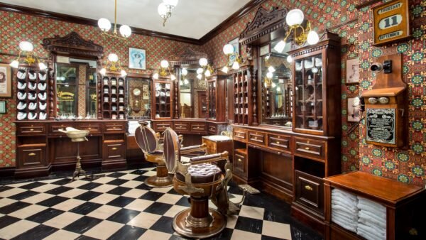 Un salon de coiffure élégant avec un sol en damier situé à proximité de Disneyland Paris.