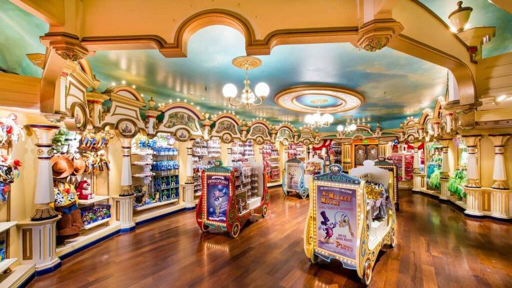 Disney & Co. Disney's Walt Disney World est une destination magique qui transporte les visiteurs dans le monde enchanteur de Disney. Explorez les merveilles de Disneyland Paris et plongez-vous dans le charme fantaisiste de Disney &