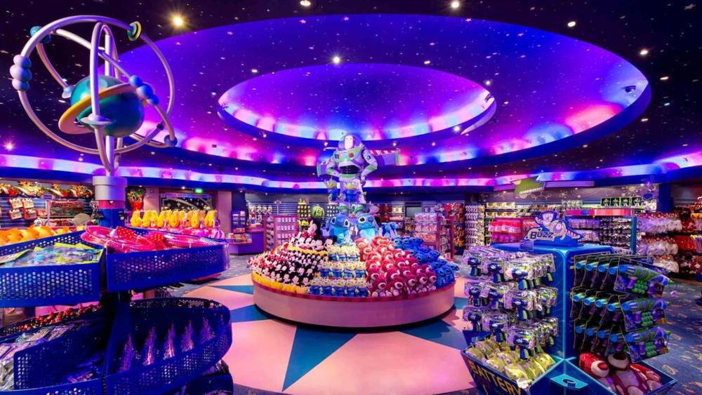 Un magasin de jouets au plafond bleu qui ressemble à des constellations.