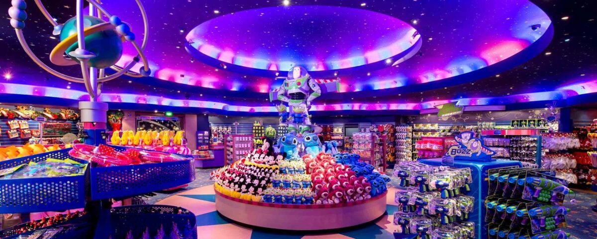 Un magasin de jouets au plafond bleu qui ressemble à des constellations.