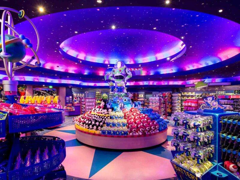 Un magasin de jouets au plafond bleu qui ressemble à des constellations.