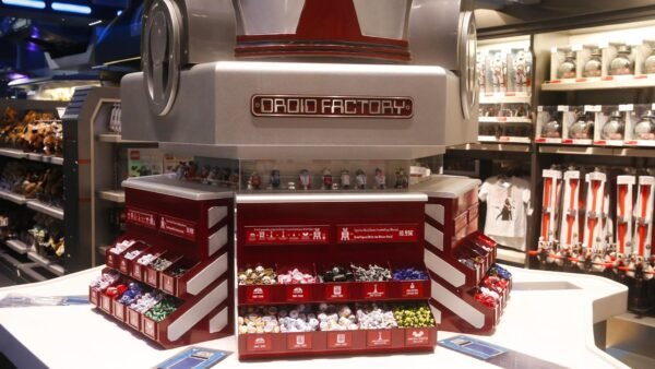 Une exposition de jouets Star Wars au magasin Star Traders de Disneyland Paris.