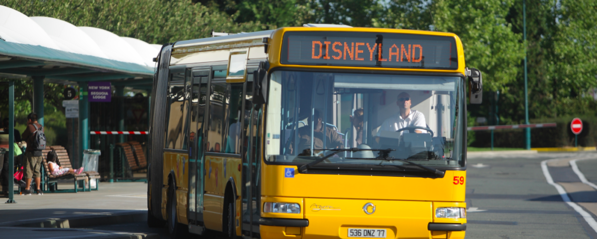 Le bus jaune transporte les clients des hôtels à Disneyland Paris.