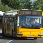 Le bus jaune transporte les clients des hôtels à Disneyland Paris.