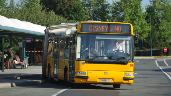 Le bus jaune transporte les clients des hôtels à Disneyland Paris.