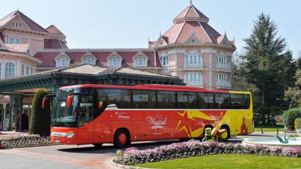 Une navette magique garée devant un château à Disneyland Paris.