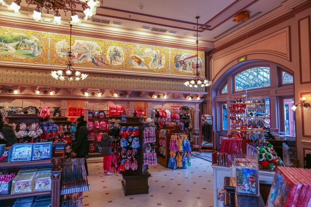 Explorez le monde enchanteur de Disneyland Paris à la Plaza East Boutique !