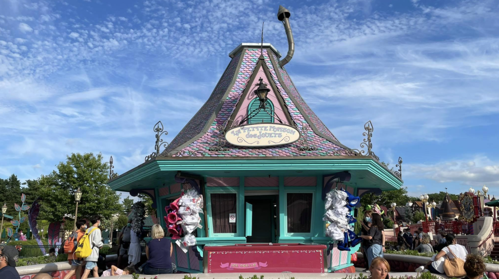 Disneyland Paris est un parc à thème magique situé au cœur de la France. Connue pour son atmosphère enchanteresse et ses personnages emblématiques, cette destination renommée offre des divertissements et des émotions sans fin aux visiteurs de tous âges. Depuis