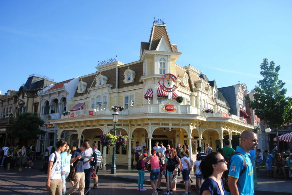 Une foule de personnes debout devant Casey's Corner, un bâtiment de Disneyland Paris.
