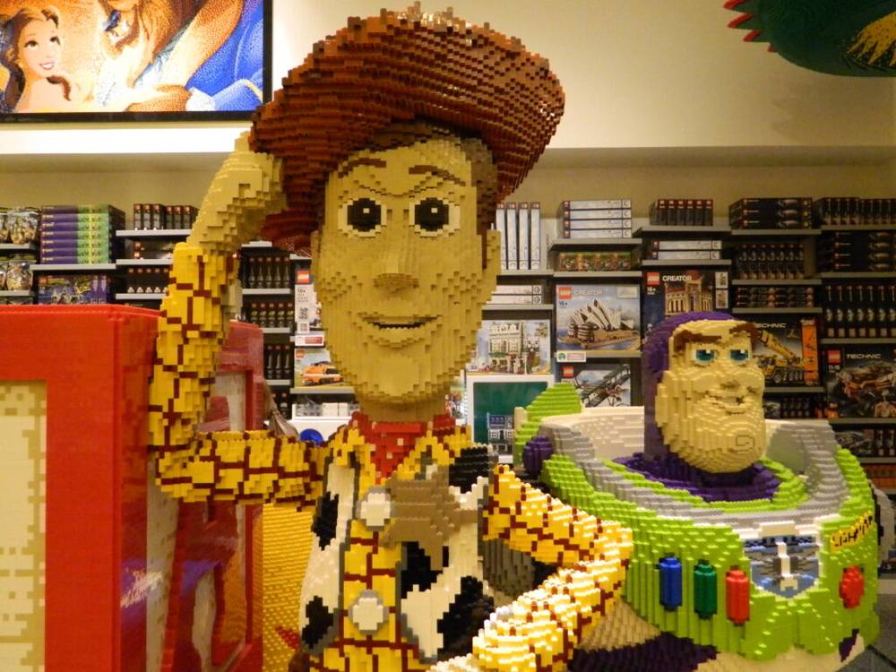 Les personnages de Toy Story, Woody et ses amis, s'aventurent dans un magasin de jouets animé de Disney Village.