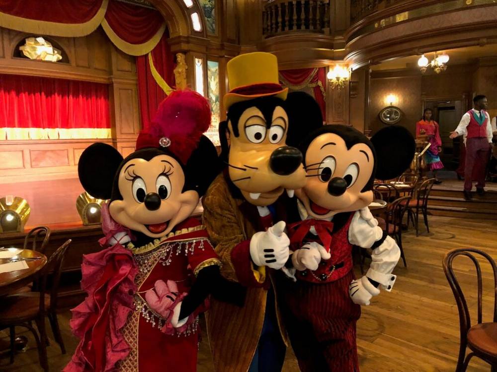 Mickey Mouse et Minnie Mouse posant pour une photo à Disneyland Paris.